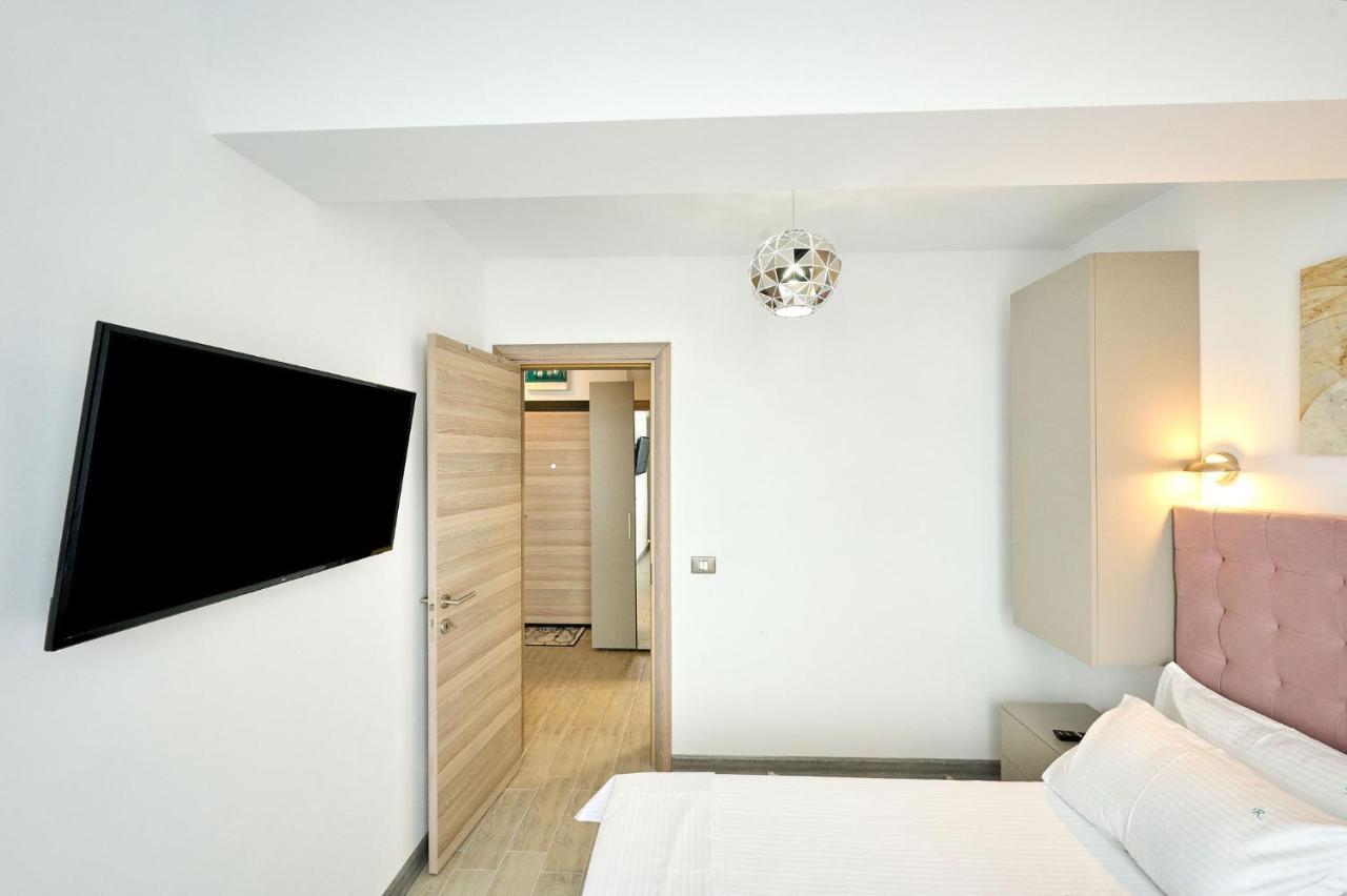 Royale Sundance Studio 8 Beach Spa & Pool Mamaia Nord Lägenhet Exteriör bild